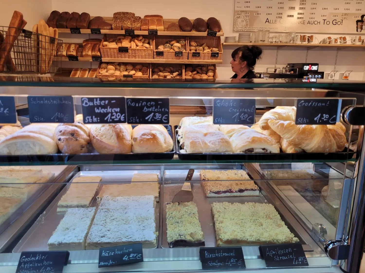 Backwarentheke in der Bäckerei Lixfeld